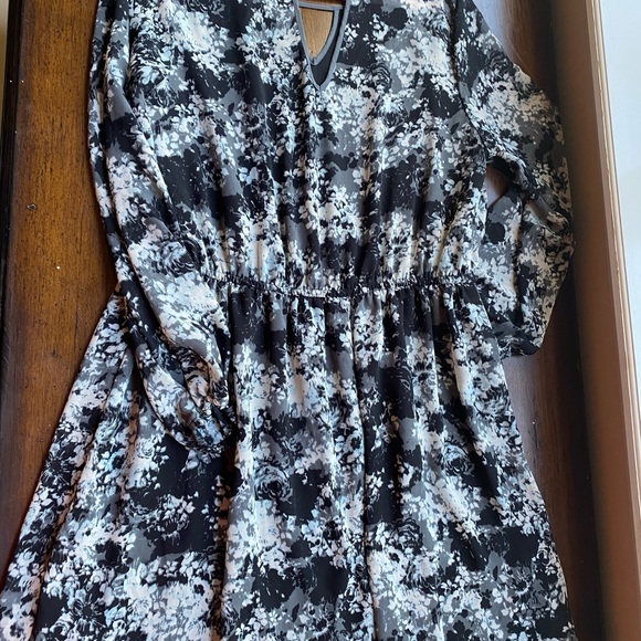 This dress is positively perfect! - Picture 4 of 5